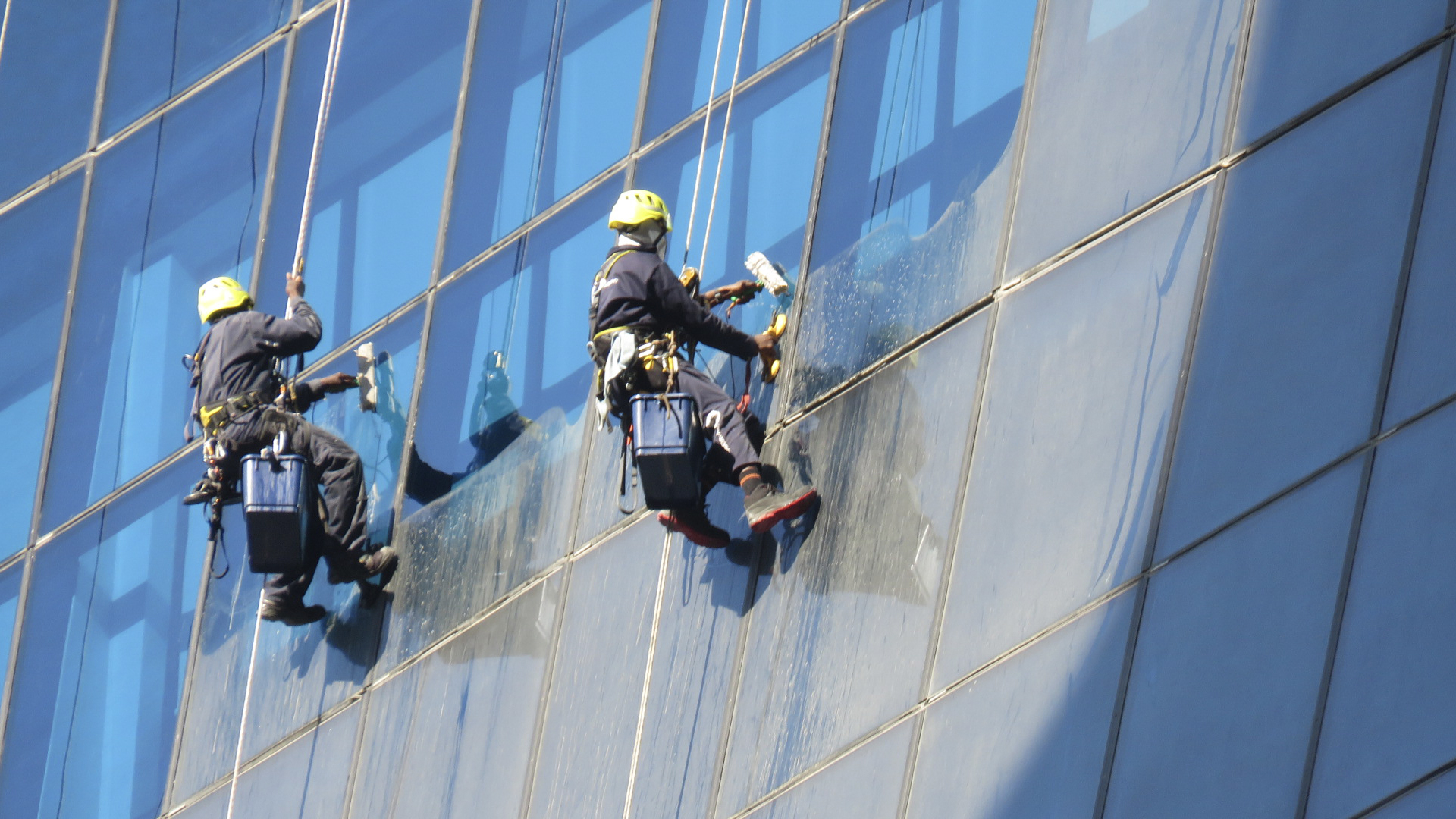 High level glass cleaning